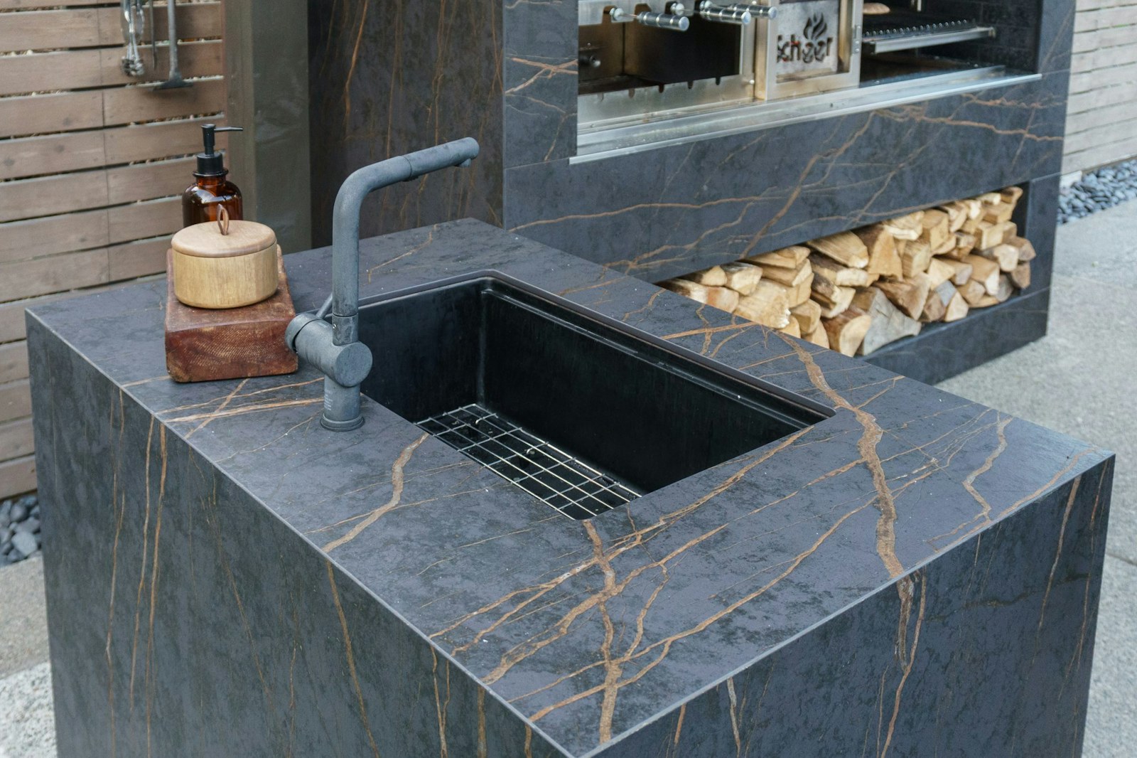 Outdoor kitchen cladding in Dekton Laurent, Pacific Northwest residence