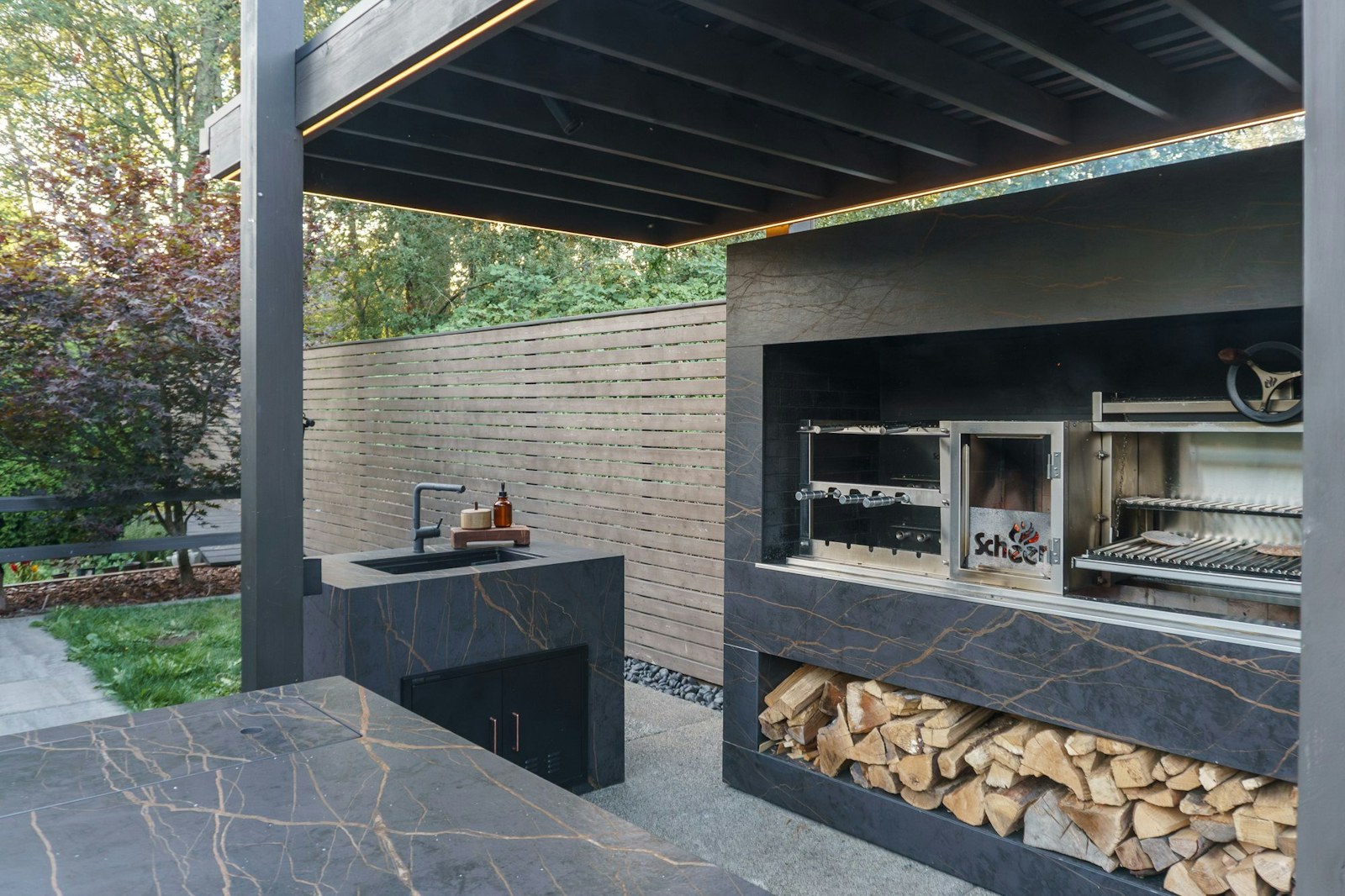 Dekton Laurent veining and warm tones paired with natural wood in outdoor kitchen